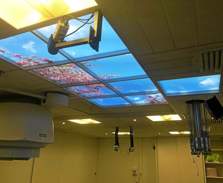 Installation de panneaux lumineux dans la salle scanner