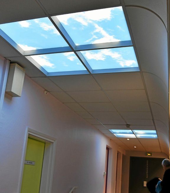 Pose de 2 plafonds virtuels dans le hall de consultation de la clinique Pasteur